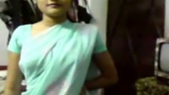 Sexy Indian Girl In Saree Seduction Video (New)