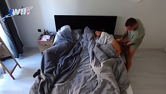 继父看着我和继母做爱